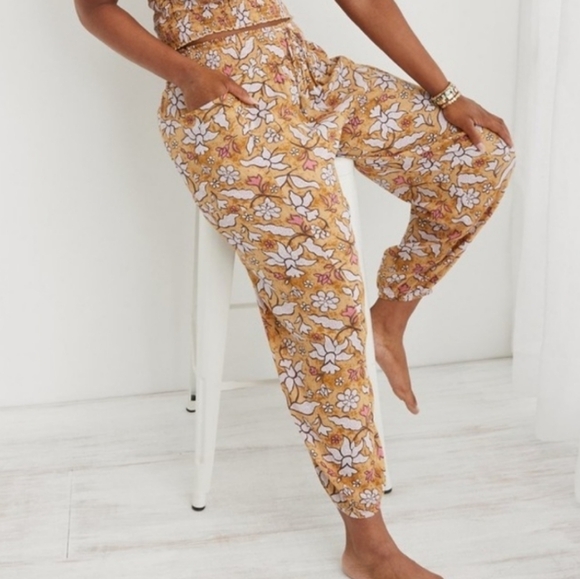 Aerie floral pull on pants like a jogger style - Picture 1 of 9